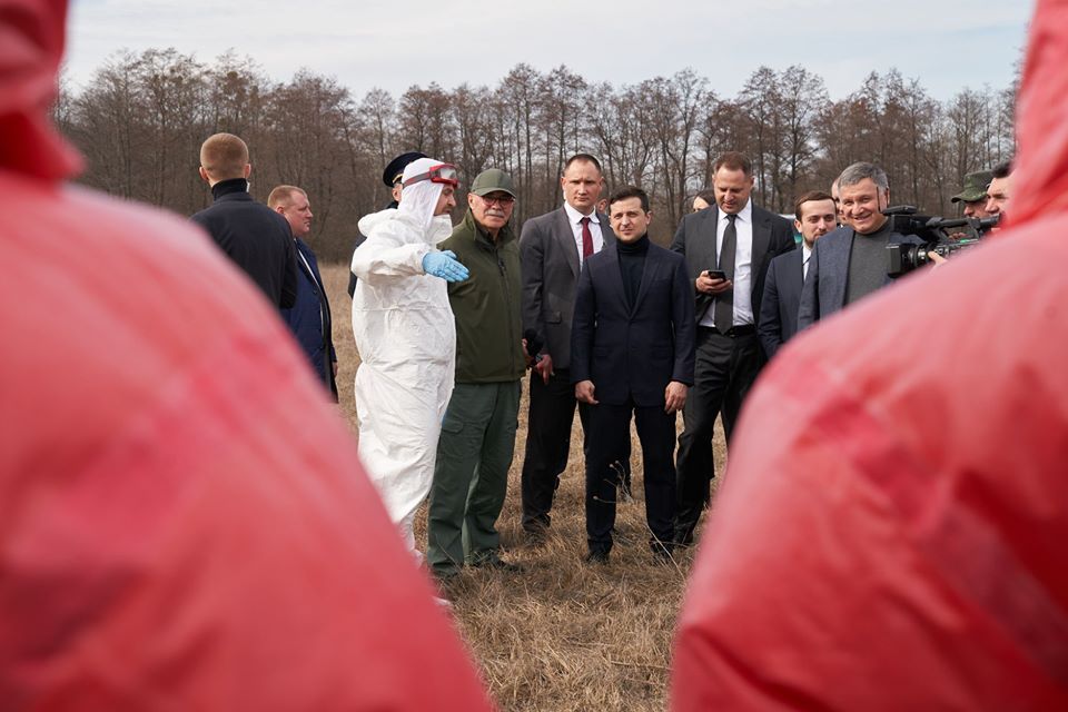 Зеленский осмотрел вертолет. 