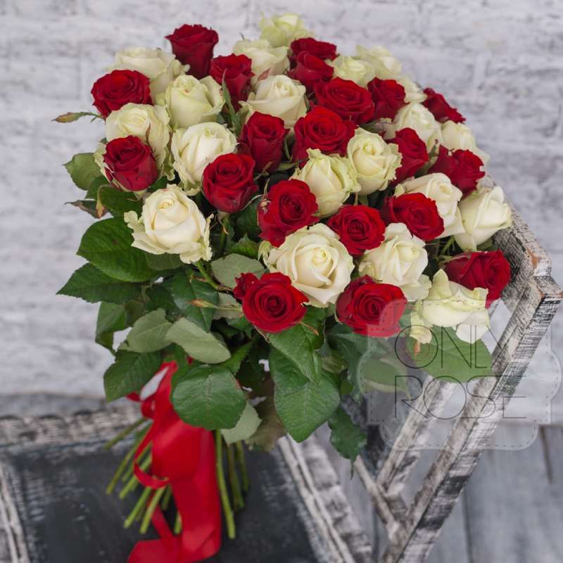 Букет из красных и белых роз. Фото: onlyrose.com