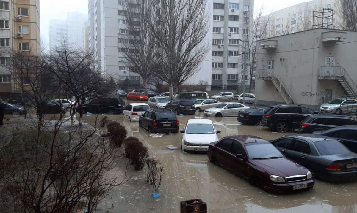 Двор затопило из-за прорыва канализации в Киеве. Фото: Киев Автомобильный/Фейсбук