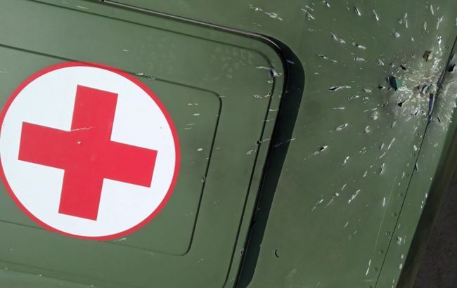 Боевики обстреляли санитарный автомобиль. Фото: facebook.com/pressjfo.news
