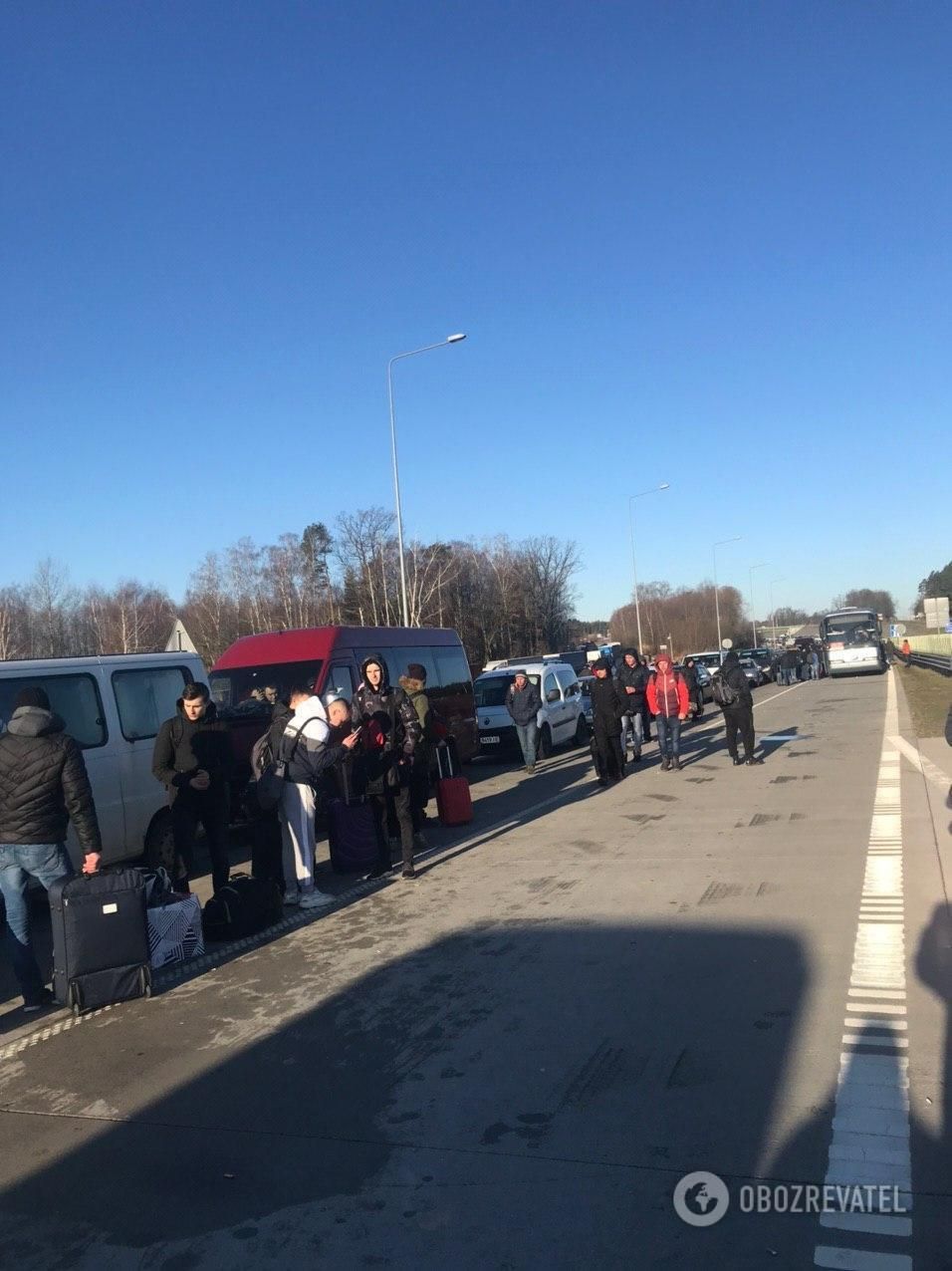 Люди стоять у чергах на кордоні з Польщею. Фото: Обозреватель