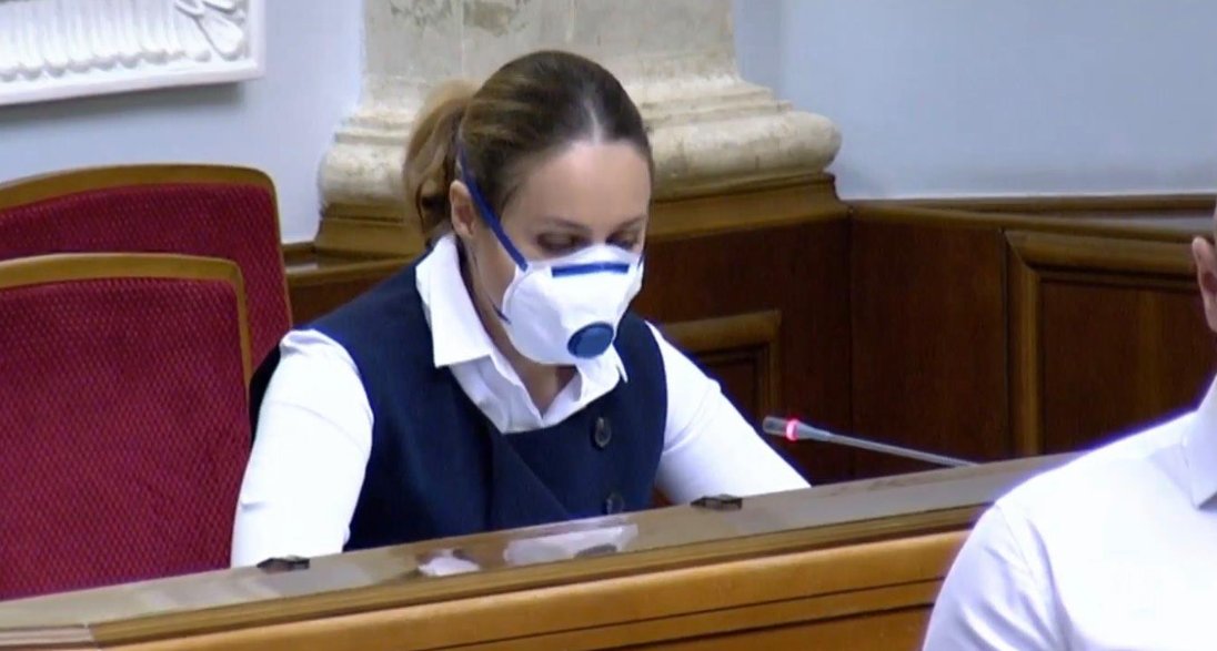Наталья Королевская в маске в Раде. Скриншот: телеканал Рада