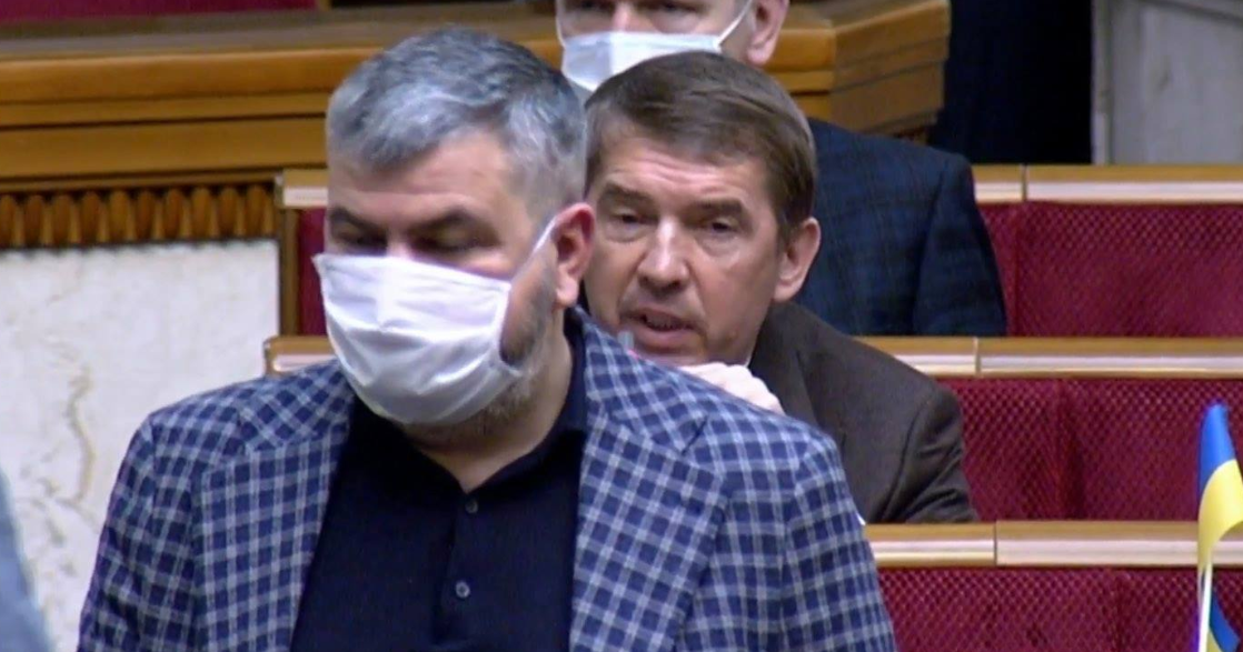 Депутаты в Раде в масках. Скриншот: телеканал Рада