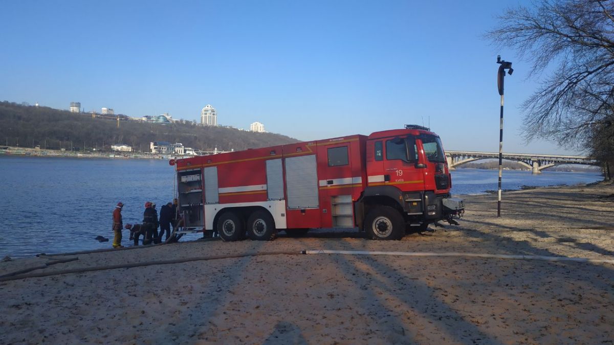 Спасатели на месте пожара. Фото: ГосЧС