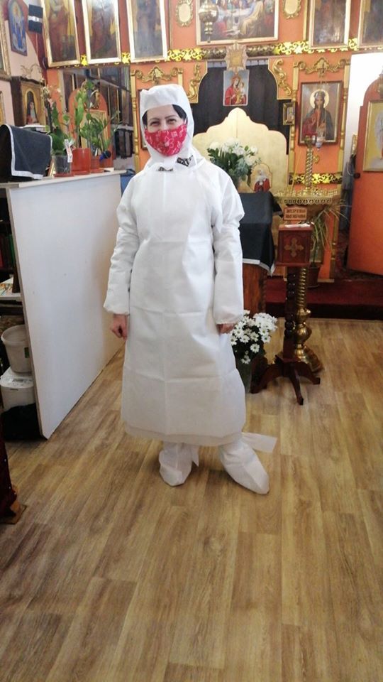 Прихожане шьют защитные костюмы. Фото: facebook.com/church.information.center