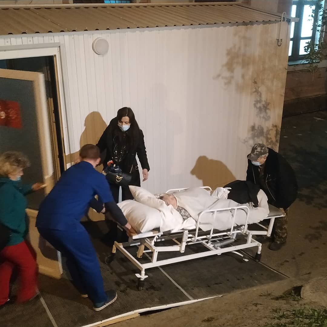Эвакуация из Александровской больницы. Фото: facebook.com/KyivOperativ