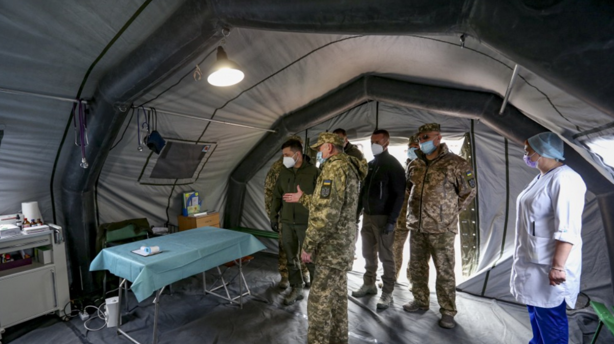 Зеленский посетил палаточный городок для больных COVID-19 военных в зоне ООС. Фото: Офис Президента