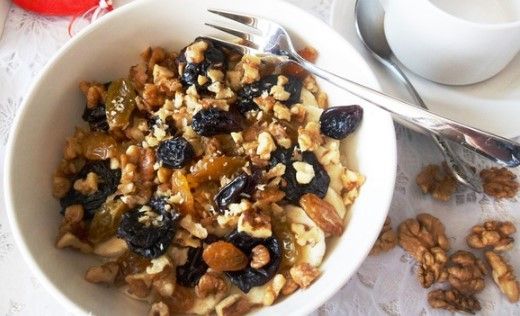 Овсянка с черносливом и изюмом. Фото: edimdoma.ru/