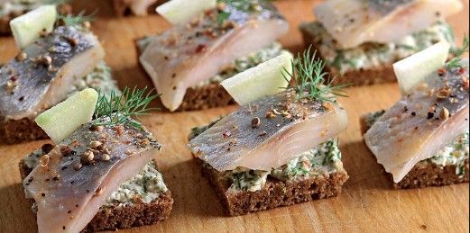 Канапе з оселедцем.  Фото: gastronom.ru