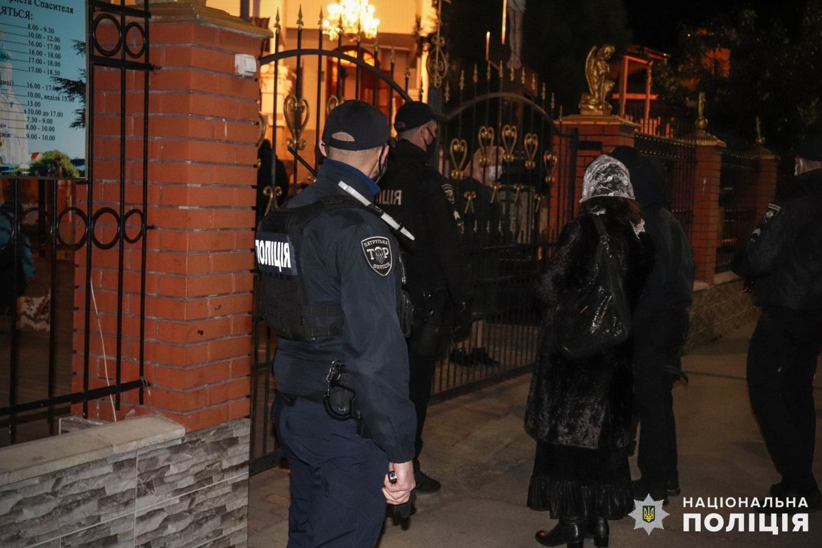 Полиция у церкви на Пасху. Фото: пресс-служба Національна поліція України
