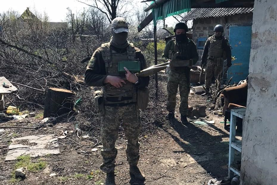 А Мар'їнці знайшли сховок з боєприпасами. Фото: МВС