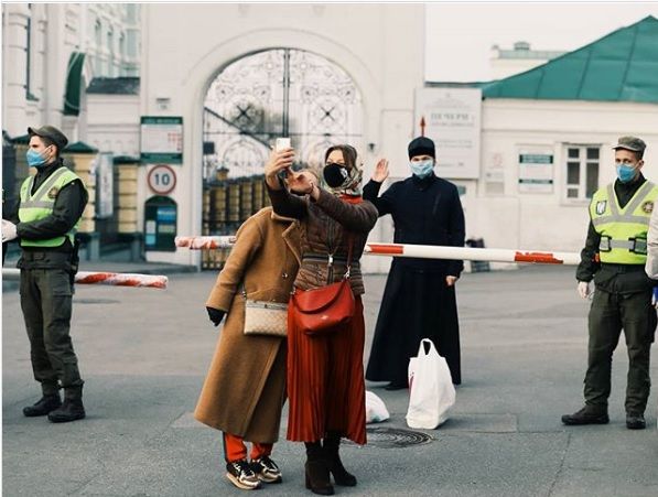 Две женщины принесли пакет под стены Киево-Печерской лавры. Фото: slavaratynski