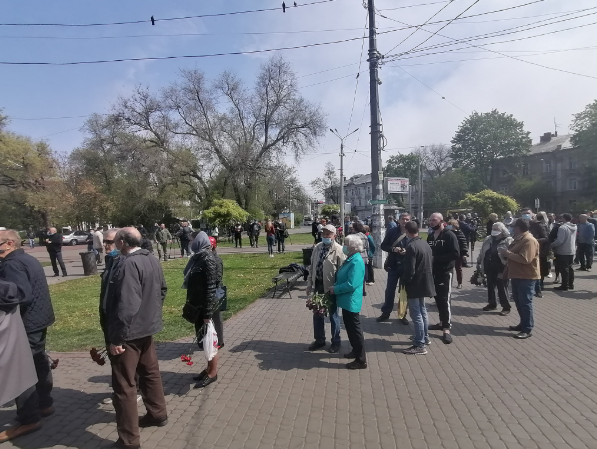 Люди пришли почтить память погибших в Одессе. Фото: Страна
