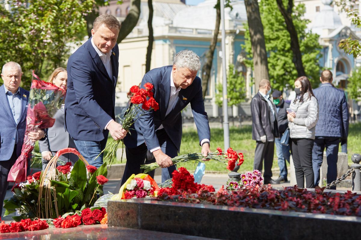 Депутаты ОПЗЖ возложили цветы к Памятнику Вечной Славы. Фото: Пресс-служба ОПЗЖ