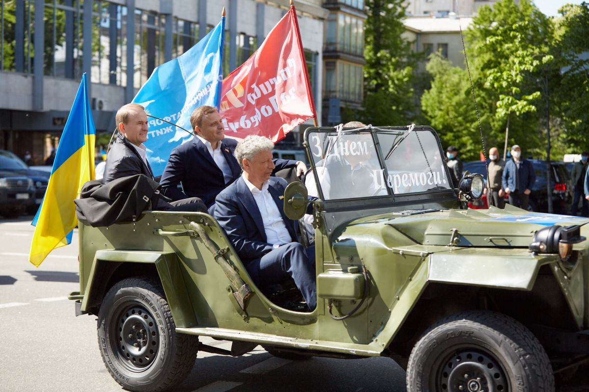 Депутаты ОПЗЖ возложили цветы к Памятнику Вечной Славы. Фото: Пресс-служба ОПЗЖ