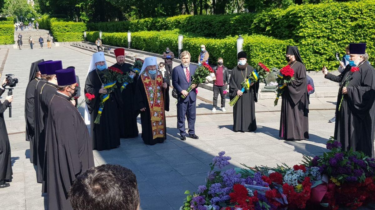 Митрополит Онуфрий также приехал к Вечному Огню. Фото: Страна