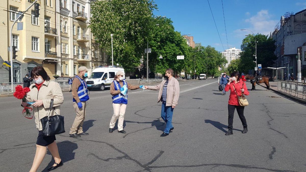 Полиция раздает маски киевлянам. Фото: Страна