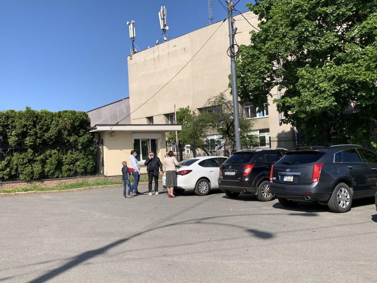 К Вечному огню приезжают с семьями. Фото: Страна