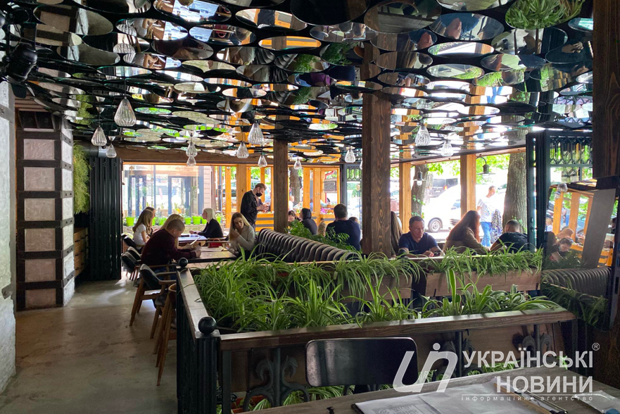 Внутрішній зал ресторану One Dollar Bar