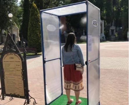 Дезінфекція перед входом у музей у Львові. Фото: Андрій Москаленко