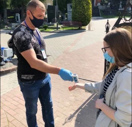 Температурний скринінг перед входом у музей у Львові. Фото: Андрій Москаленко