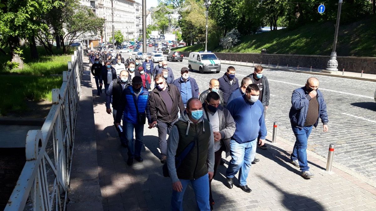 Перевозчики идут на митинг. Фото: 