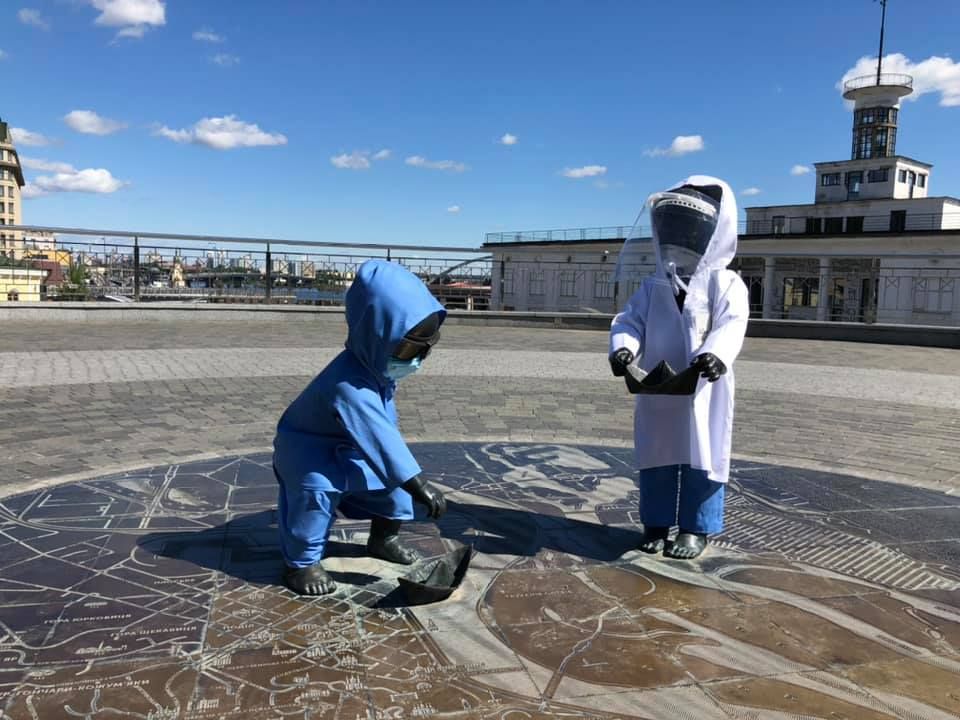 Скульптуры в защитных костюмах. Почтовая площадь в Киеве. Фото: facebook.com/volodymyr.zhuravel