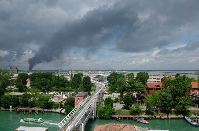 Вибух на хімзаводі у Венеції. Фото: corriere.it