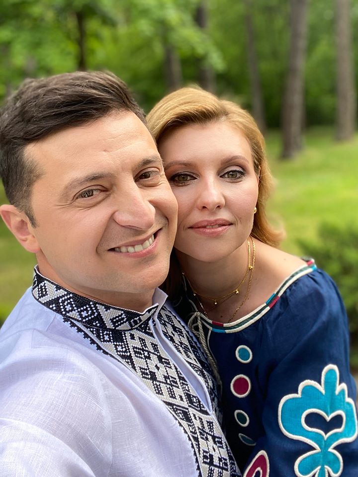 Влаимир і Олена Зеленские у вишиванках. Фото: facebook.com/zelenskiy