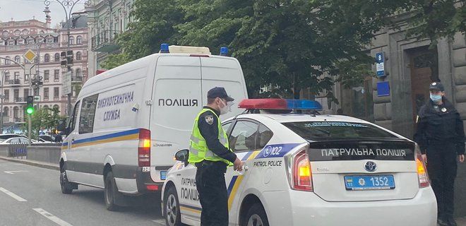 Полиция у здания, где был найден мертвым нардеп Валерий Давыденко (Фото - Telegram Сергея Лещенко)
