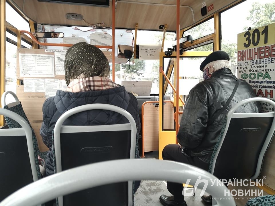 Пасажири в масках
