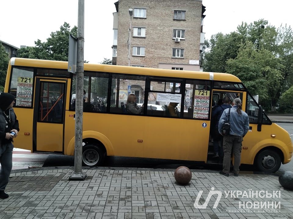 Полупустая маршрутка в Вишневом