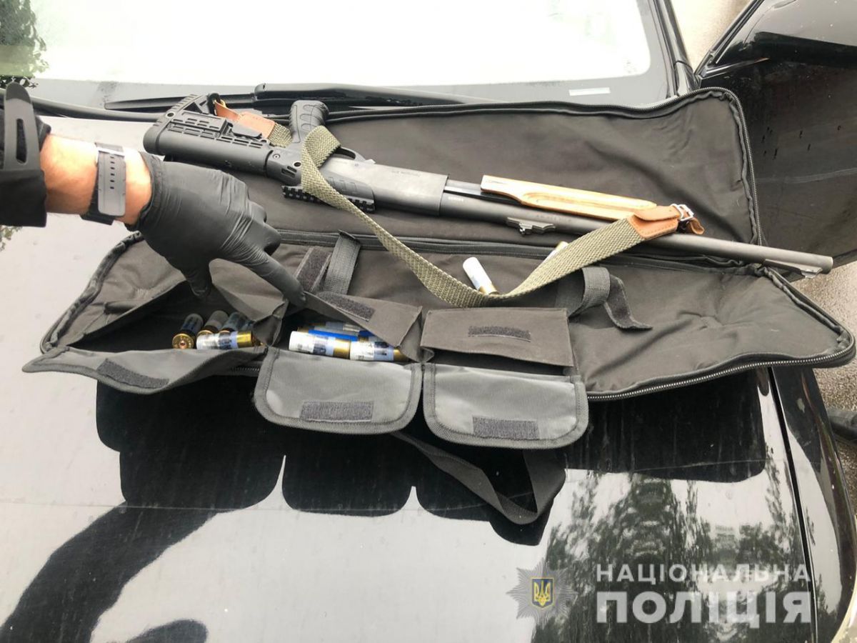 Зброя, яку вилучили поліцейські на місці події. Фото: Нацполиция