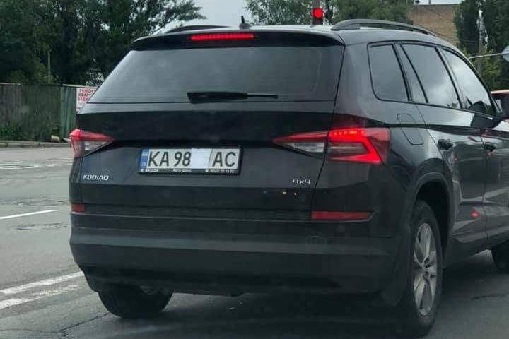 Автомобиль с заклеенным номером. Фото: Facebook/Київ Автомобільний