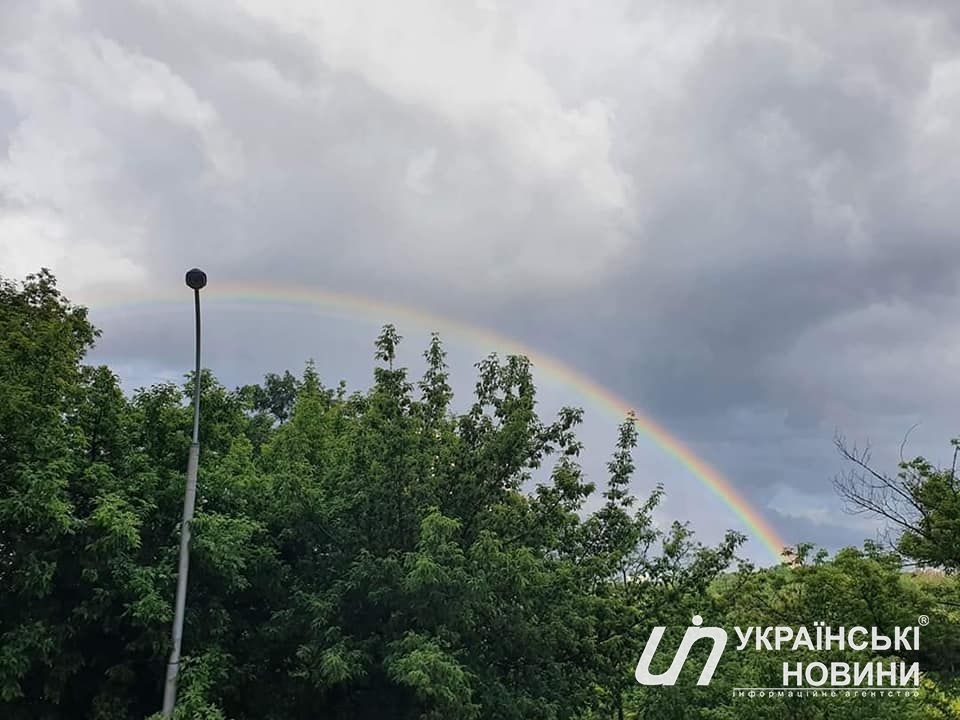 Веселку було чудово видно на тлі потемнілого неба