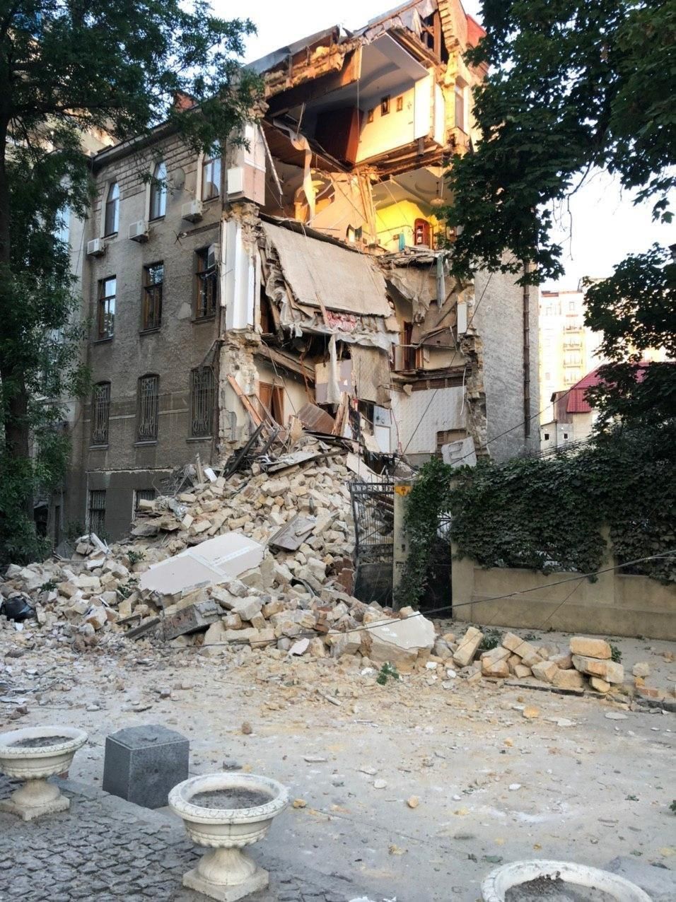 Обвал будинку в Одесі. Фото: Twitter/@AvakovArsen