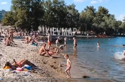 Купальники на пляжі не носять маски. Скріншот відео.
