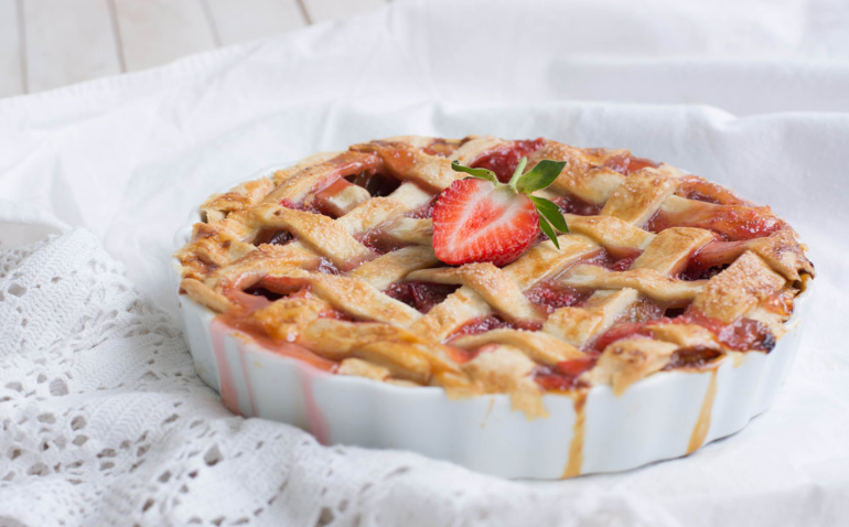 Пирог с ревенем и клубникой. Фото: marybakery.ru