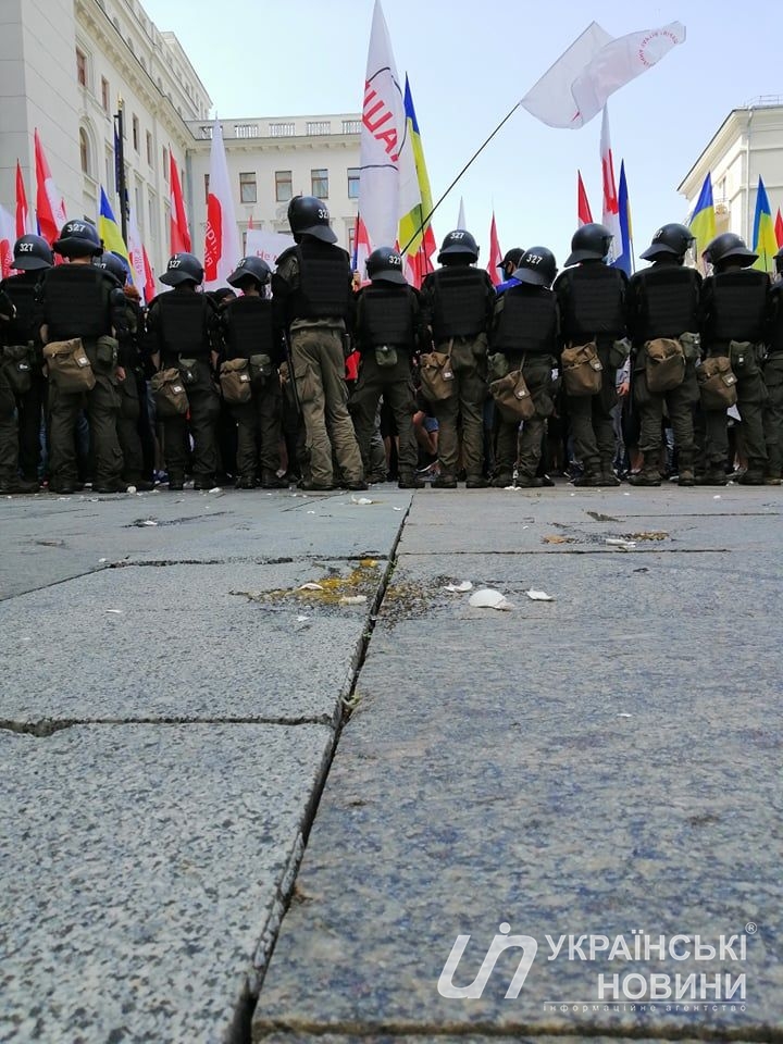 Противники Шария забросали его сторонников яйцами