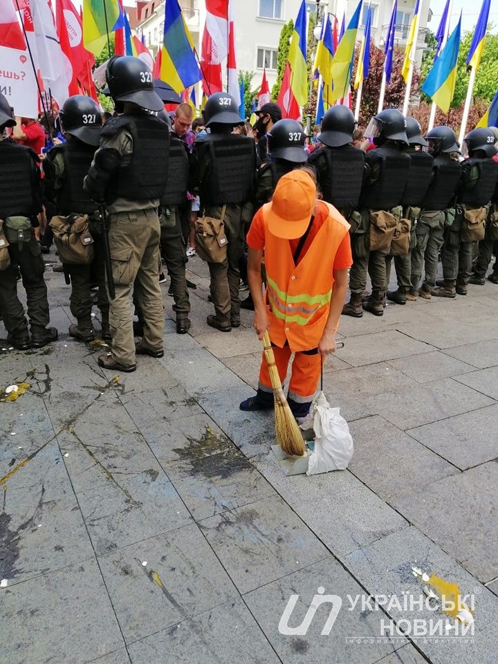 Разбитые яйца пришлось убирать не участникам акции