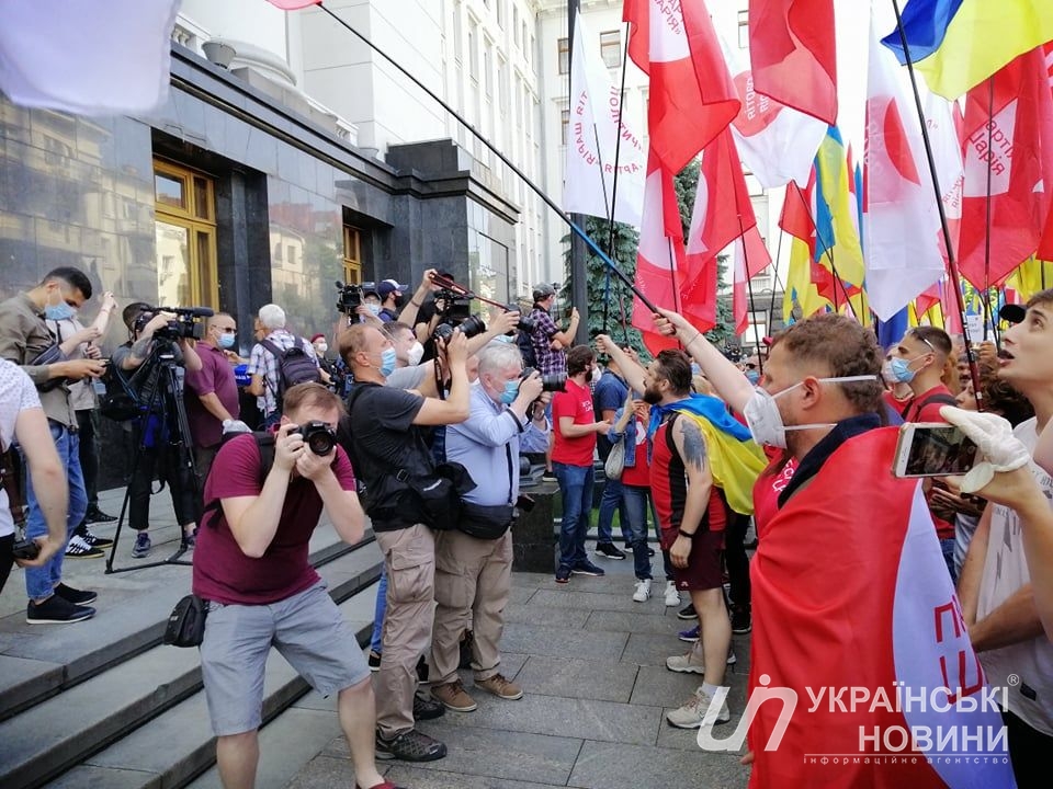Прихильники Шарія выкликивают гасла. Фото: Українсські Новини Прихильники Шарія выкликивают гасла