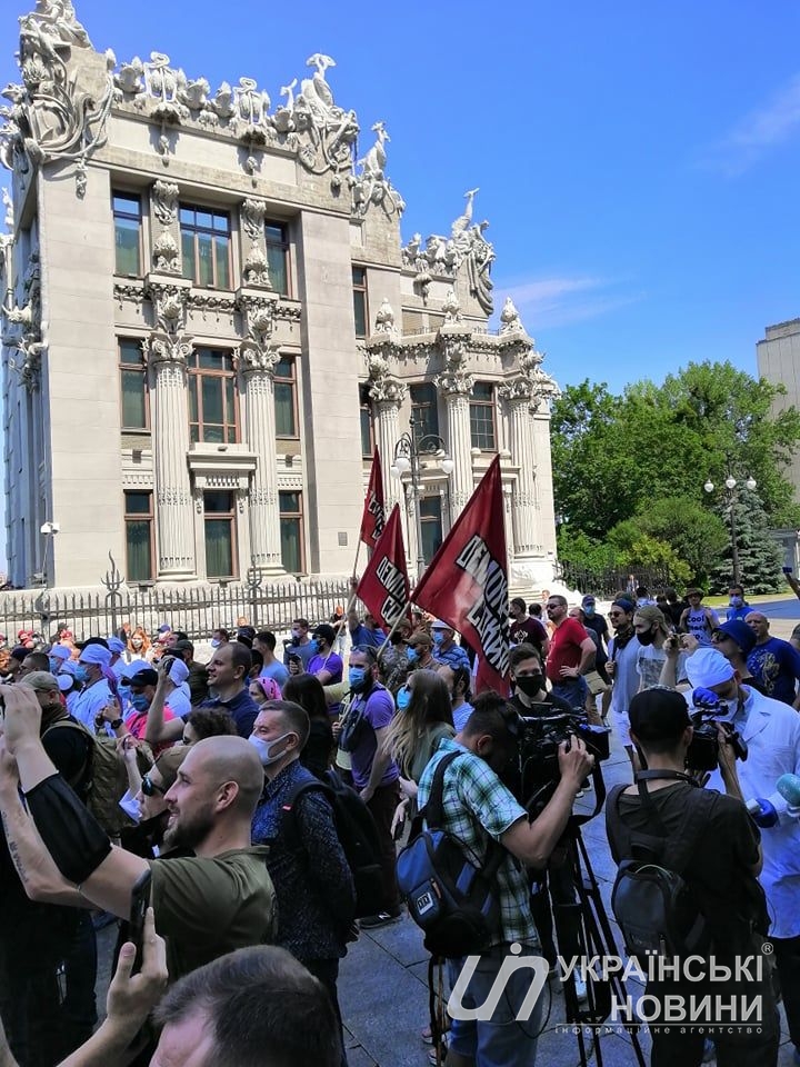 Противники Шарія прийшли під Офіс Президента