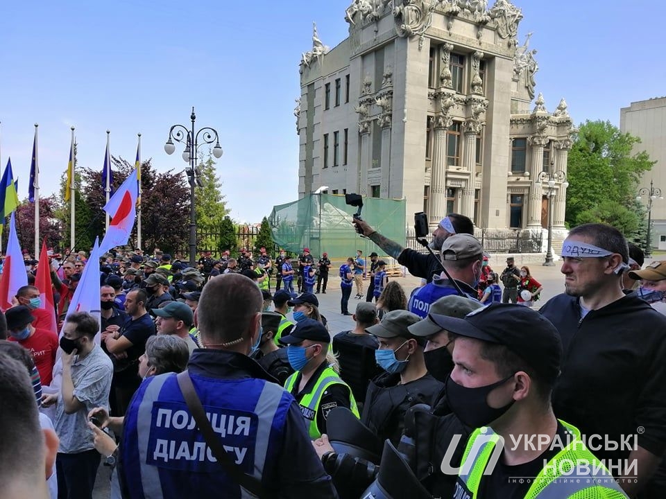 Акцию охраняет полиция 