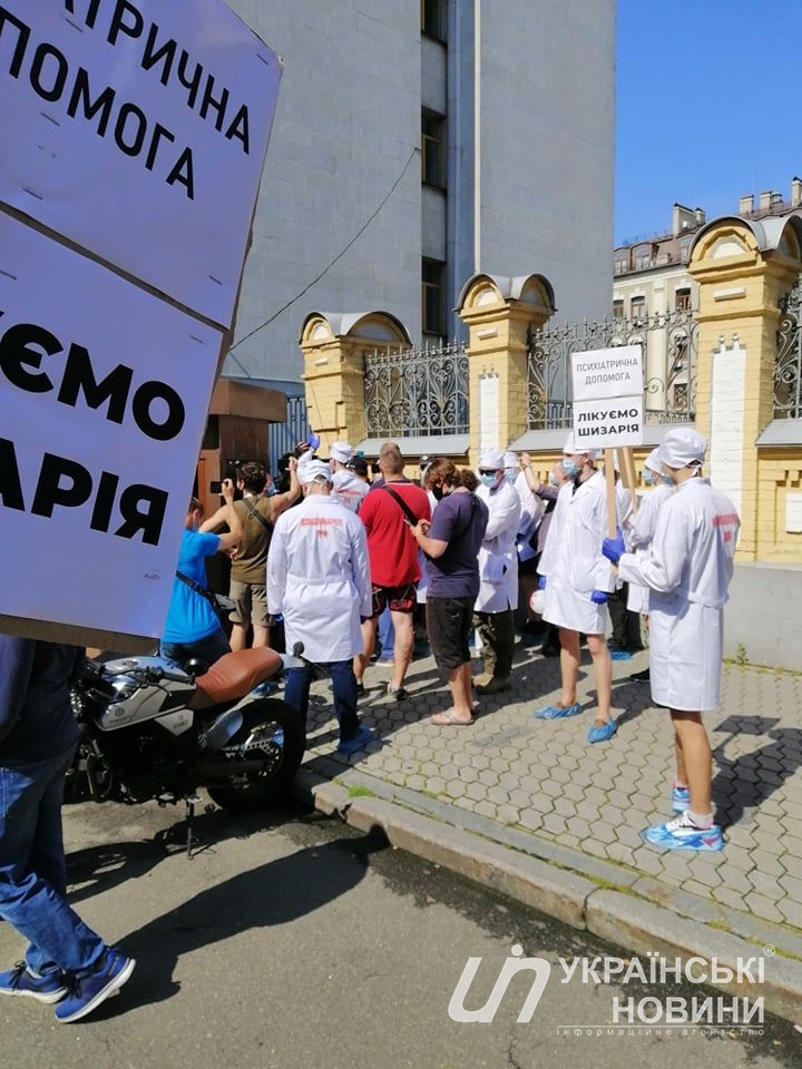 Противники Шарія принесли з собою плакати