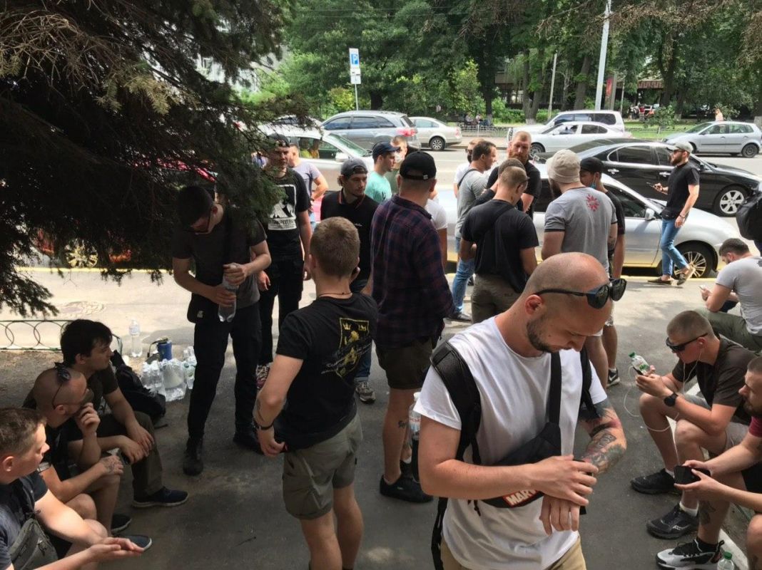 Представники Нацкорпуса під Печерським райуправлінням поліції. Фото: nationalcorps.org