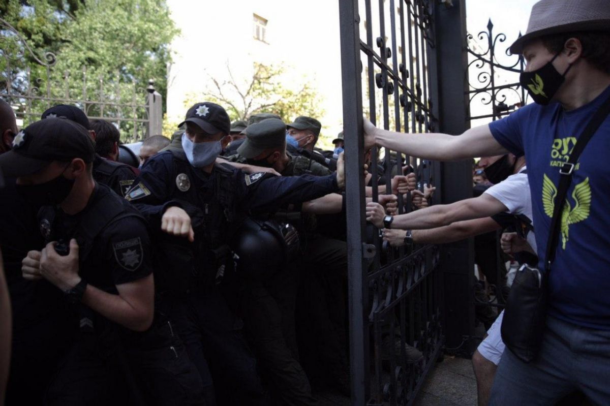 Так Нацкорпус проривався під Офіс президента. Фото: nationalcorps.org