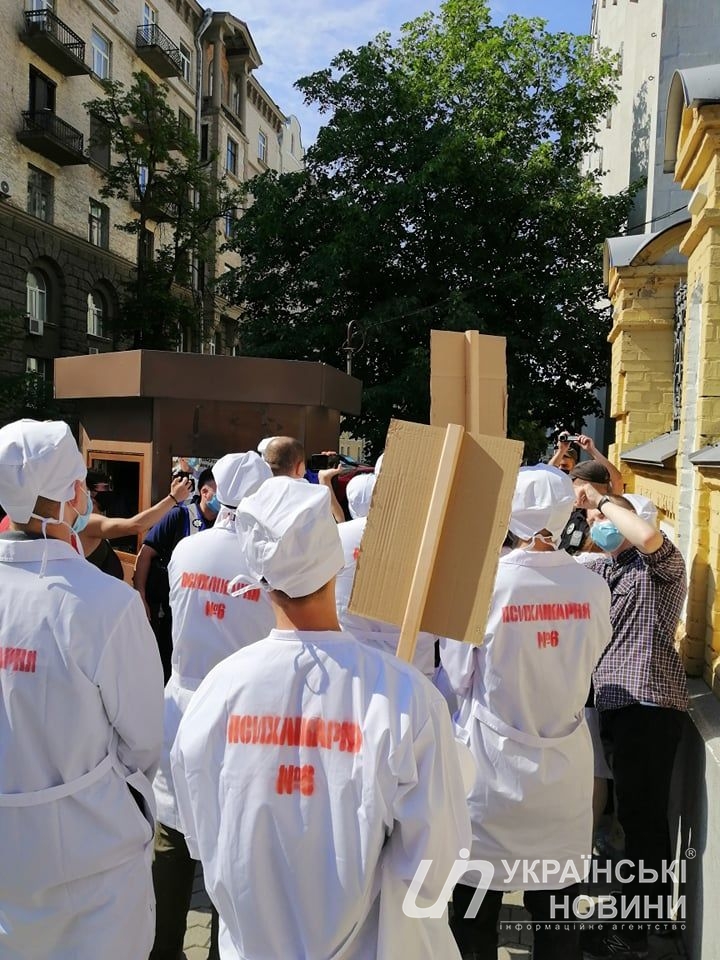 Противники Шария в белых халатах