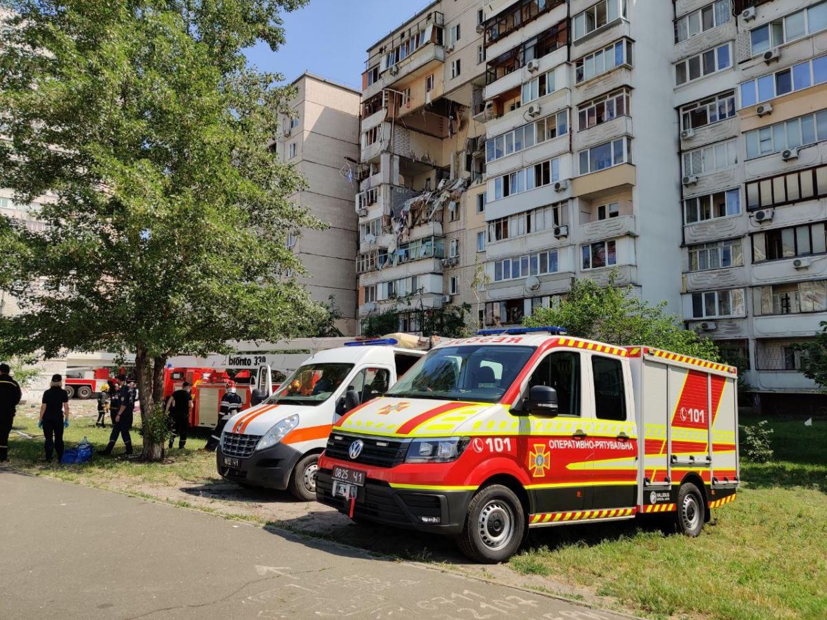 Спасатели и скорая на месте происшествия. Фото: ГосЧС