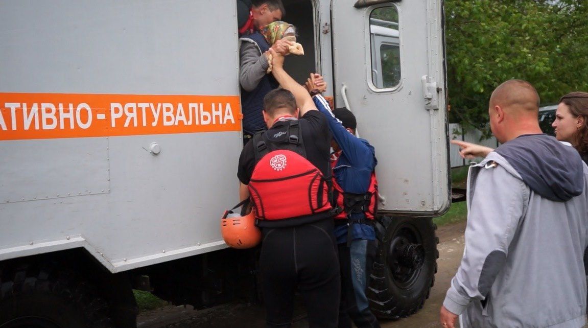 Людей отвозят в безопасное сухое место. Фото: ГСЧС