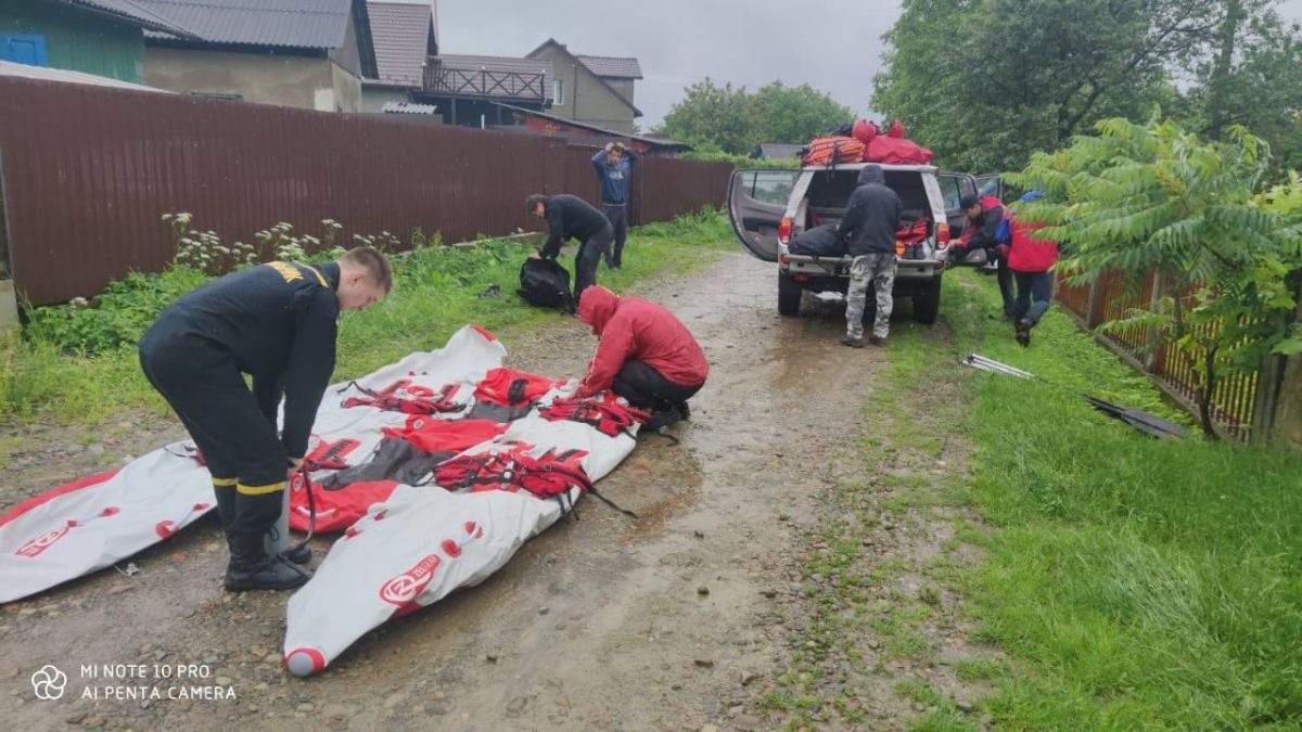 Рятувальники готують човен. Ліквідація наслідків негоди. Фото: прес-служба ДСНС